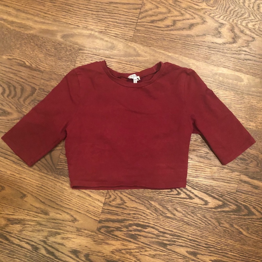 Cropped 3/4 sleeve shirt with slit in back